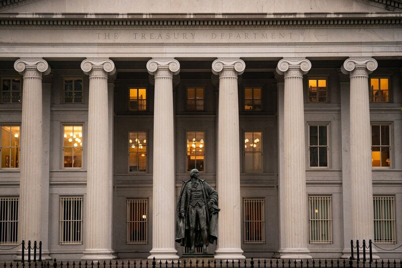 Una estatua de Albert Gallatin, exsecretario del Tesoro de los Estados Unidos, se encuentra frente al edificio del Tesoro de los Estados Unidos en Washington, D.C., Estados Unidos, el martes 17 de junio de 2025. Una estatua de Albert Gallatin, exsecretario del Tesoro de los Estados Unidos, se encuentra frente al edificio del Tesoro de los Estados Unidos en Washington, D.C., Estados Unidos, el martes 17 de junio de 2025.