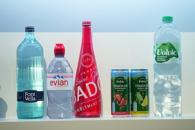 Garrafas de água das marcas Evian, Volvic e Font Vella, da Danone Garrafas de água das marcas Evian, Volvic e Font Vella, da Danone