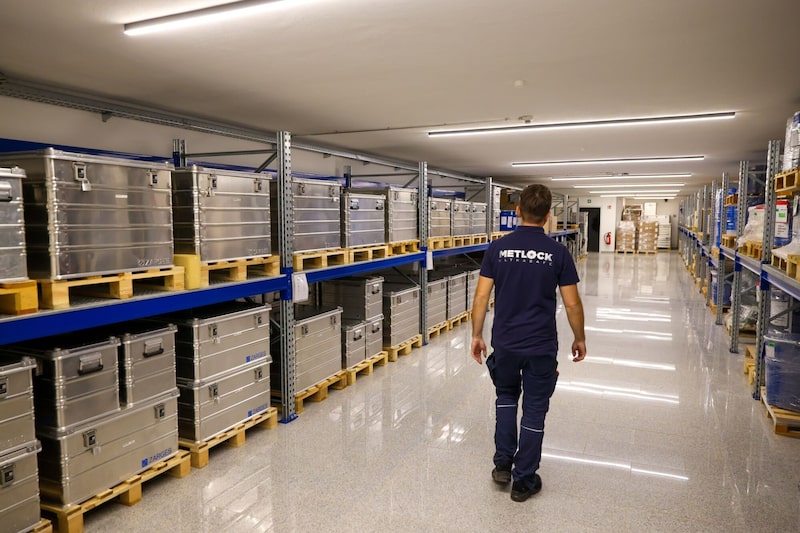 Una sala llena de contenedores con diferentes tierras raras en el almacén de tierras raras y materias primas de Tradium GmbH, gestionado por Metlock GmbH, en Fráncfort (Alemania), el martes 4 de noviembre de 2025. Una sala llena de contenedores con diferentes tierras raras en el almacén de tierras raras y materias primas de Tradium GmbH, gestionado por Metlock GmbH, en Fráncfort (Alemania), el martes 4 de noviembre de 2025.