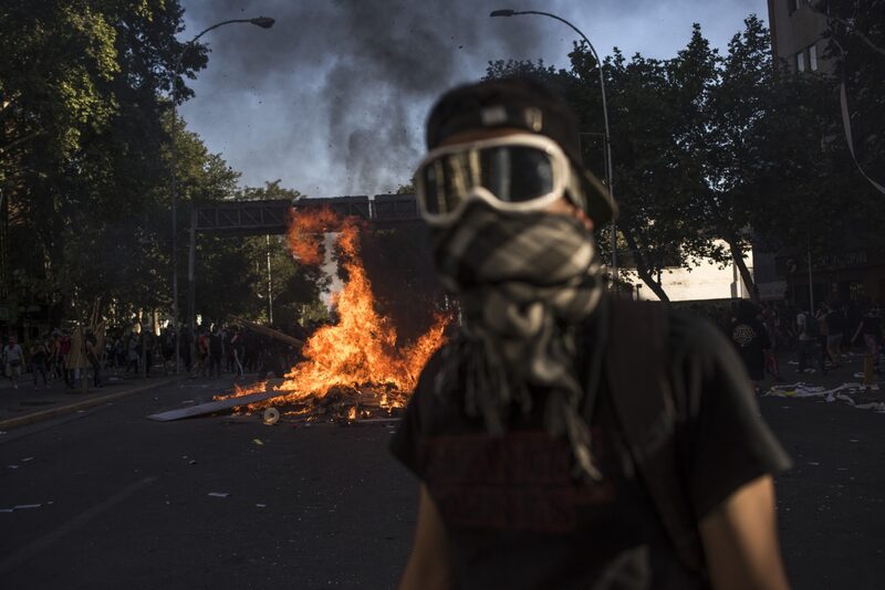 El fuego arde en una calle durante una protesta en Santiago de Chile, el 21 de octubre de 2019. Fotógrafo: Cristobal Olivares/Bloomberg El fuego arde en una calle durante una protesta en Santiago de Chile, el 21 de octubre de 2019. Fotógrafo: Cristobal Olivares/Bloomberg
