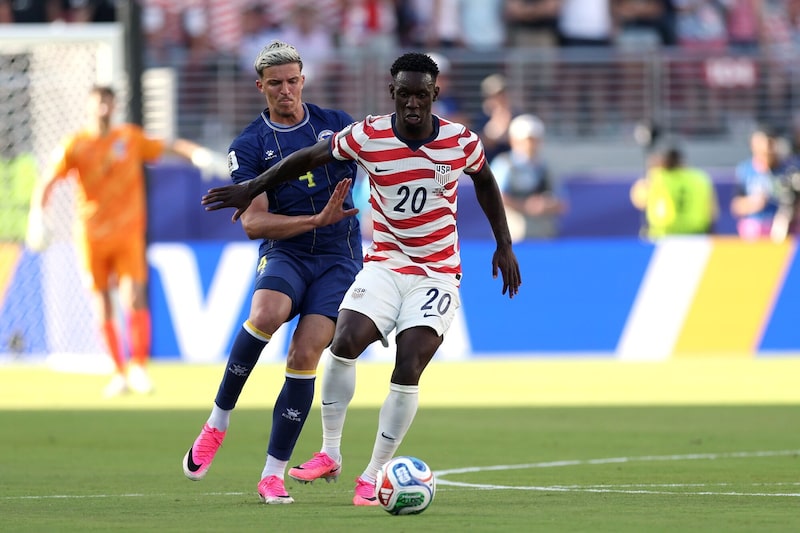 Balogun foi expulso em uma partida na quarta-feira após pisar com força no tornozelo direito do zagueiro de Bósnia e Herzegovina, Tarik Muharemovic (Foto: Jamie Squire/Getty Images) Balogun foi expulso em uma partida na quarta-feira após pisar com força no tornozelo direito do zagueiro de Bósnia e Herzegovina, Tarik Muharemovic (Foto: Jamie Squire/Getty Images)