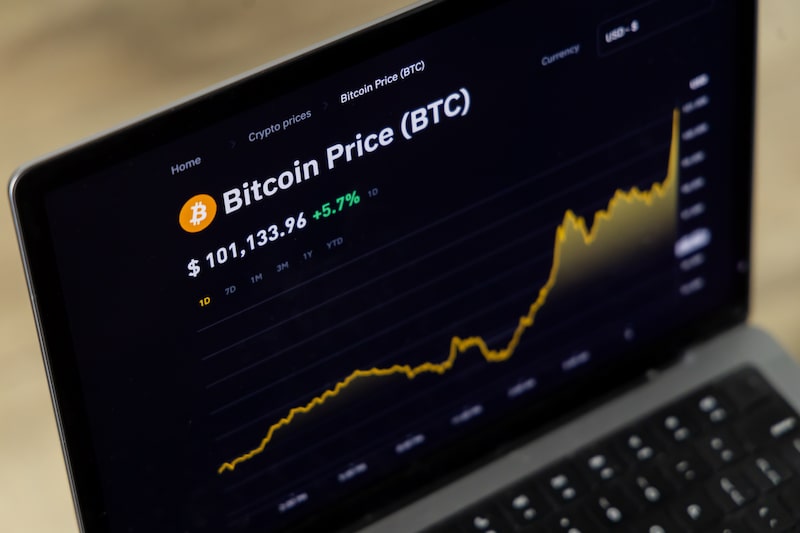 El precio del bitcoin frente al dólar estadounidense, superando los US$100.000, ordenado en una pantalla en Hong Kong, China, el jueves 5 de diciembre de 2024. El precio del bitcoin frente al dólar estadounidense, superando los US$100.000, ordenado en una pantalla en Hong Kong, China, el jueves 5 de diciembre de 2024.