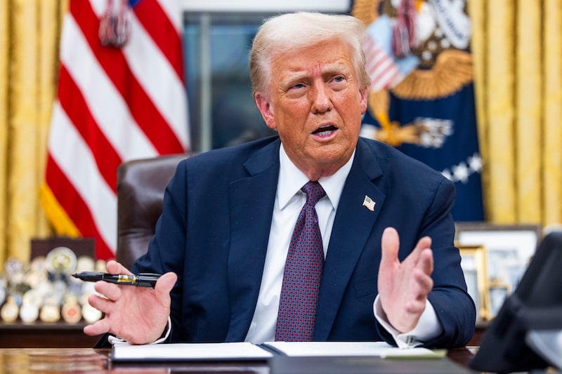 El presidente de Estados Unidos, Donald Trump, habla mientras firma órdenes ejecutivas en la Oficina Oval de la Casa Blanca en Washington, DC, EE. UU., el lunes 20 de enero de 2025. El presidente Donald Trump lanzó su segundo mandato con un discurso inaugural estridente en el que prometió priorizar los intereses de Estados Unidos con una "edad de oro" para el país, al tiempo que se enfrentaba a "un establishment radical y corrupto". Fotógrafo: Jim Lo Scalzo/EPA/Bloomberg El presidente de Estados Unidos, Donald Trump, habla mientras firma órdenes ejecutivas en la Oficina Oval de la Casa Blanca en Washington, DC, EE. UU., el lunes 20 de enero de 2025. El presidente Donald Trump lanzó su segundo mandato con un discurso inaugural estridente en el que prometió priorizar los intereses de Estados Unidos con una "edad de oro" para el país, al tiempo que se enfrentaba a "un establishment radical y corrupto". Fotógrafo: Jim Lo Scalzo/EPA/Bloomberg