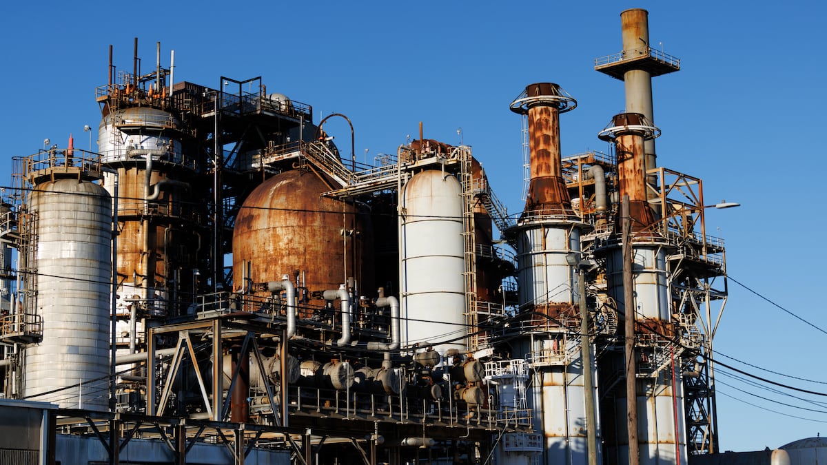 Petróleo cierra debajo US$100 tras un repunte inicial que lo llevó a superar ese umbral