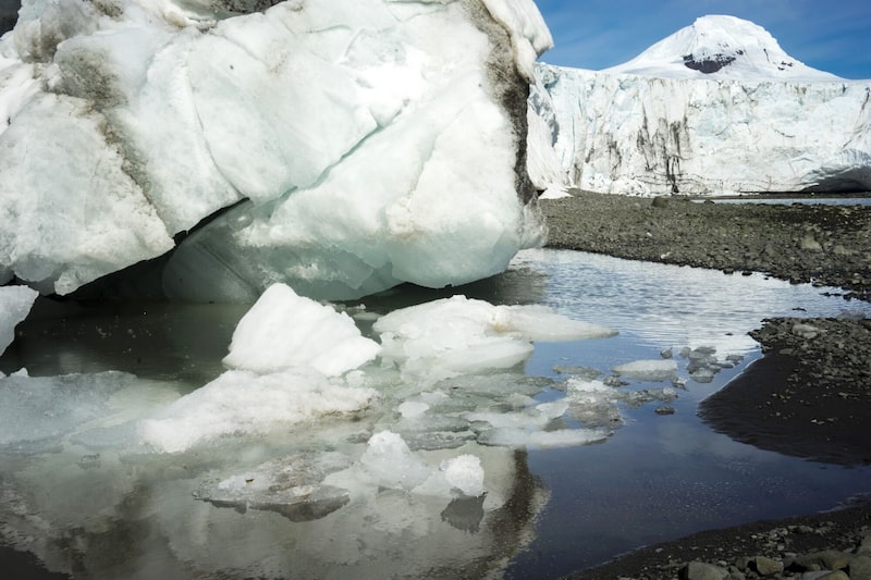El Glaciar Quito se derrite en la isla de Greenwich Island en Antártica. El Glaciar Quito se derrite en la isla de Greenwich Island en Antártica.