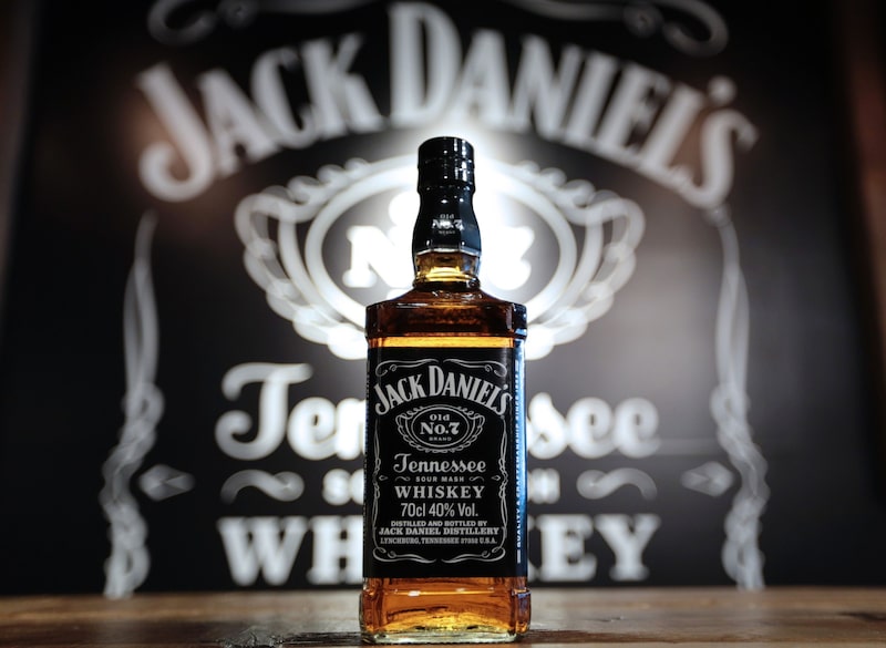 El juguete para perros sustituye las palabras "Old No. 7" y "Tennessee sour mash whiskey" de la botella de Jack Daniel's por "The Old No. 2" y "on your Tennessee carpet". El juguete para perros sustituye las palabras "Old No. 7" y "Tennessee sour mash whiskey" de la botella de Jack Daniel's por "The Old No. 2" y "on your Tennessee carpet".