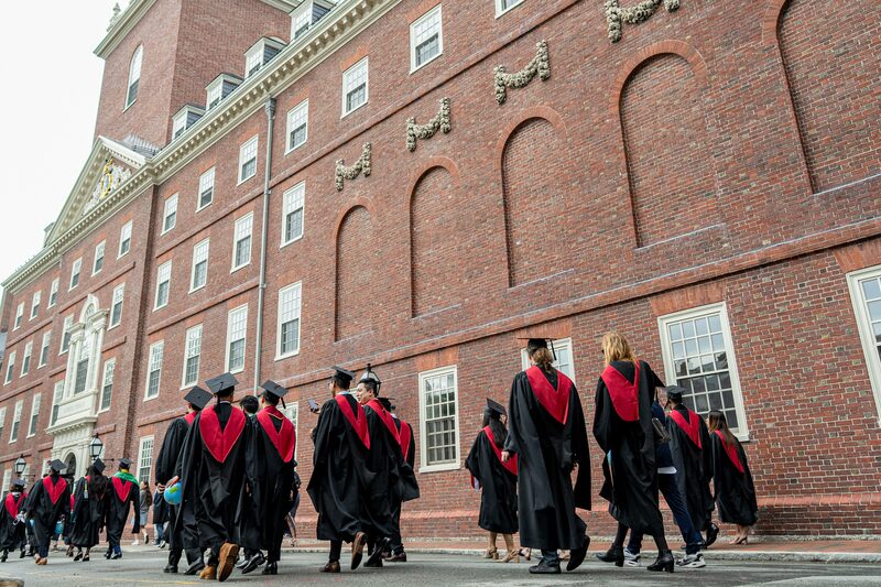 Estudiantes de la Universidad de Harvard con togas de graduación caminan por Harvard Square en Cambridge, Massachusetts, en mayo.
Fotógrafo: Mel Musto/Bloomberg Estudiantes de la Universidad de Harvard con togas de graduación caminan por Harvard Square en Cambridge, Massachusetts, en mayo.
Fotógrafo: Mel Musto/Bloomberg