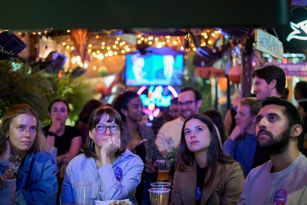 Asistentes durante una fiesta de observación del debate vicepresidencial en Nueva York. Asistentes durante una fiesta de observación del debate vicepresidencial en Nueva York.