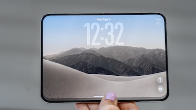 CEO da Apple leva o iPhone Duo ao Emmy e mostra aparelho diante das câmeras CEO da Apple leva o iPhone Duo ao Emmy e mostra aparelho diante das câmeras