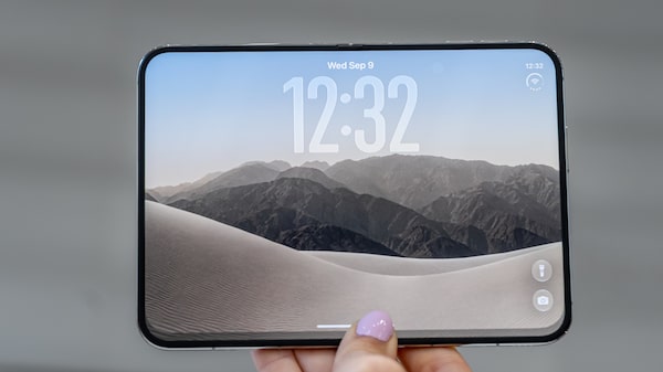 Video: El CEO de Apple lleva el iPhone Duo a los Emmy y lo muestra ante las cámaras Video: El CEO de Apple lleva el iPhone Duo a los Emmy y lo muestra ante las cámaras