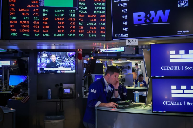 Traders At The New York Stock Exchange As Stocks Stage Comeback At The End Of A Jittery Week Traders At The New York Stock Exchange As Stocks Stage Comeback At The End Of A Jittery Week