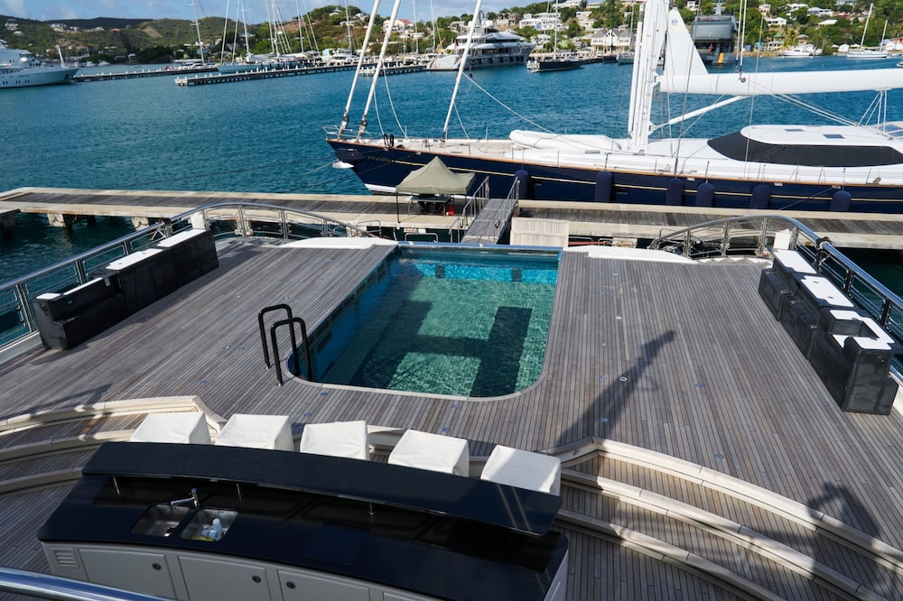 Una piscina infinita que se convierte, mediante un sistema hidráulico, en un helipuerto en el superyate Alfa Nero atracado en el puerto de Falmouth, en la parroquia de Saint Paul, Antigua, el miércoles 20 de abril de 2023. Una piscina infinita que se convierte, mediante un sistema hidráulico, en un helipuerto en el superyate Alfa Nero atracado en el puerto de Falmouth, en la parroquia de Saint Paul, Antigua, el miércoles 20 de abril de 2023.