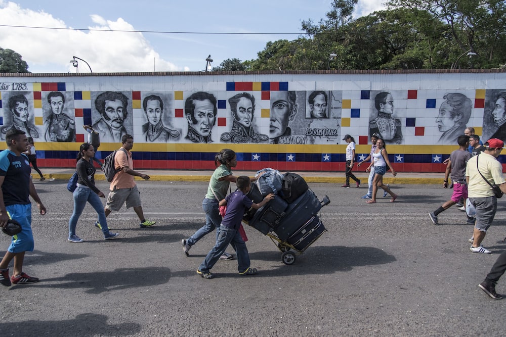 Venezolanos con equipaje caminan por el puente internacional Simón Bolívar hacia Cúcuta, Colombia, desde San Antonio del Táchira, Venezuela. Venezolanos con equipaje caminan por el puente internacional Simón Bolívar hacia Cúcuta, Colombia, desde San Antonio del Táchira, Venezuela.