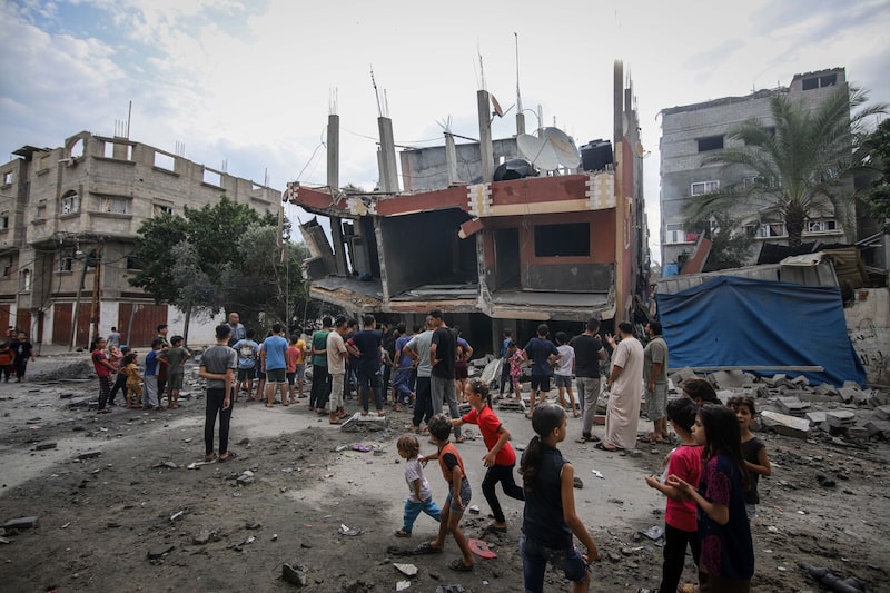 Residentes palestinos examinan los daños en un edificio destruido tras los ataques aéreos israelíes durante la noche en Khan Younis, sur de Gaza, el lunes 9 de octubre de 2023. Fotógrafo: Ahmad Salem/Bloomberg Residentes palestinos examinan los daños en un edificio destruido tras los ataques aéreos israelíes durante la noche en Khan Younis, sur de Gaza, el lunes 9 de octubre de 2023. Fotógrafo: Ahmad Salem/Bloomberg