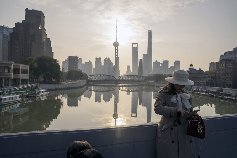 Un peatón frente a los edificios en el distrito financiero de Lujiazui de Pudong en Shanghai, China, el lunes 19 de febrero de 2024. Un peatón frente a los edificios en el distrito financiero de Lujiazui de Pudong en Shanghai, China, el lunes 19 de febrero de 2024.
