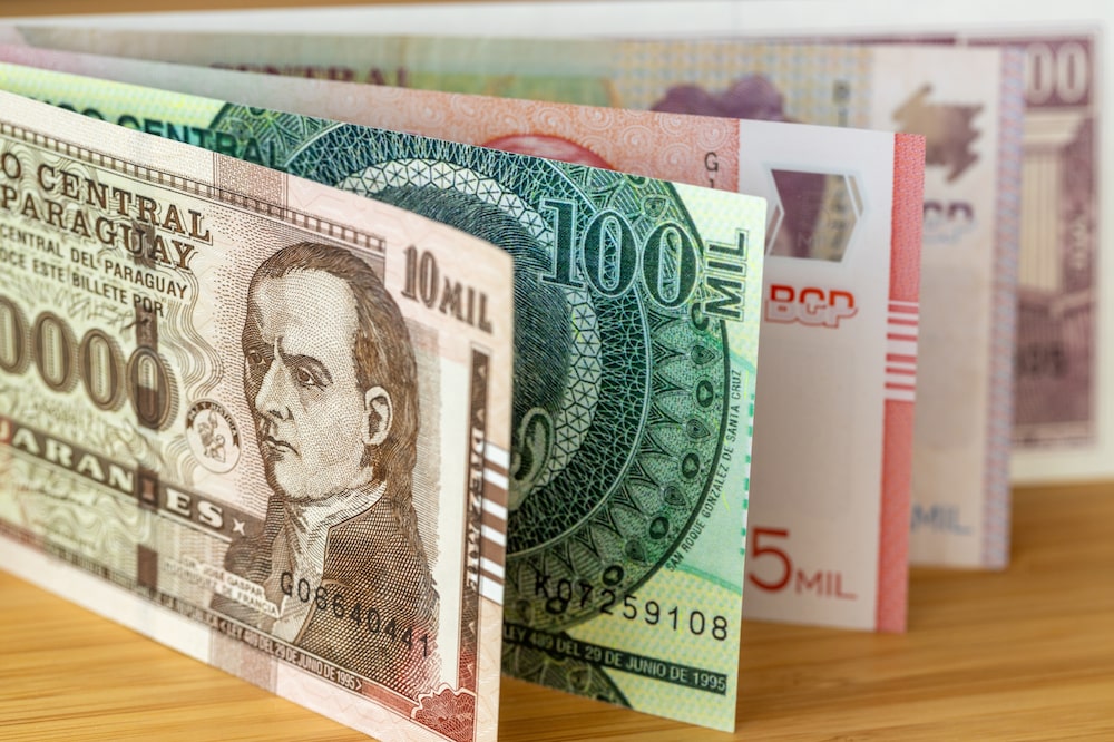 Dinero de Paraguay. Concepto económico financiero. Símbolo de moneda guaraní paraguayo Dinero de Paraguay. Concepto económico financiero. Símbolo de moneda guaraní paraguayo