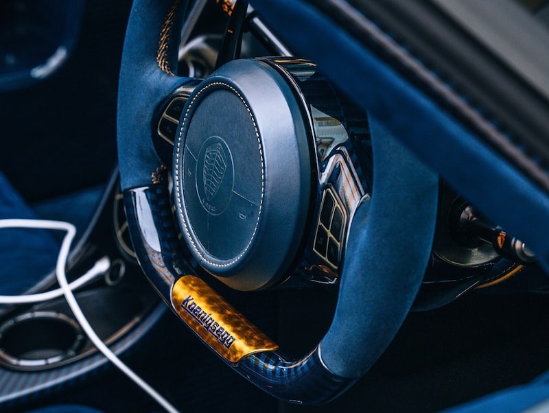Una imagen referencial del volante de un Koenigsegg Agera RS. Una imagen referencial del volante de un Koenigsegg Agera RS.