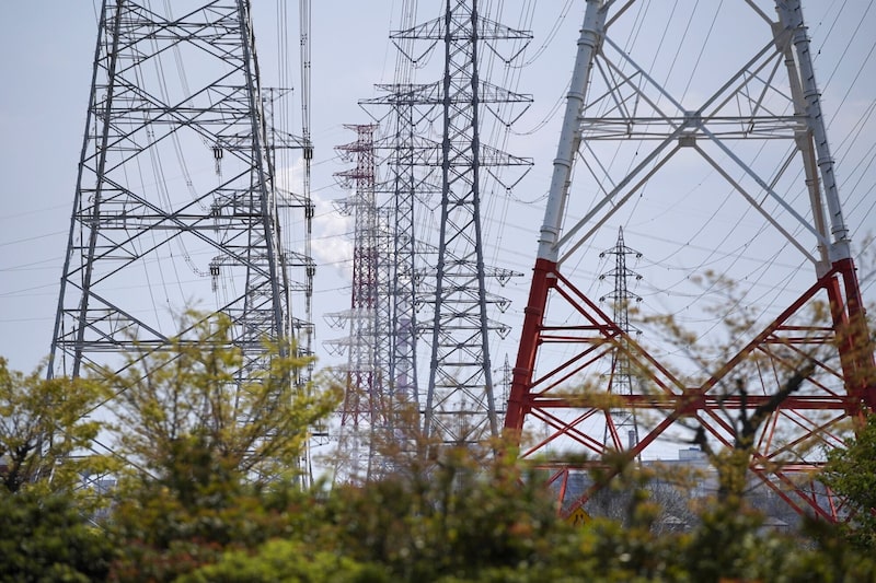 Las líneas eléctricas cuelgan de las torres de alta tensión en Kamisu, en la prefectura de Ibaraki (Japón), el miércoles 29 de abril de 2020. Las líneas eléctricas cuelgan de las torres de alta tensión en Kamisu, en la prefectura de Ibaraki (Japón), el miércoles 29 de abril de 2020.