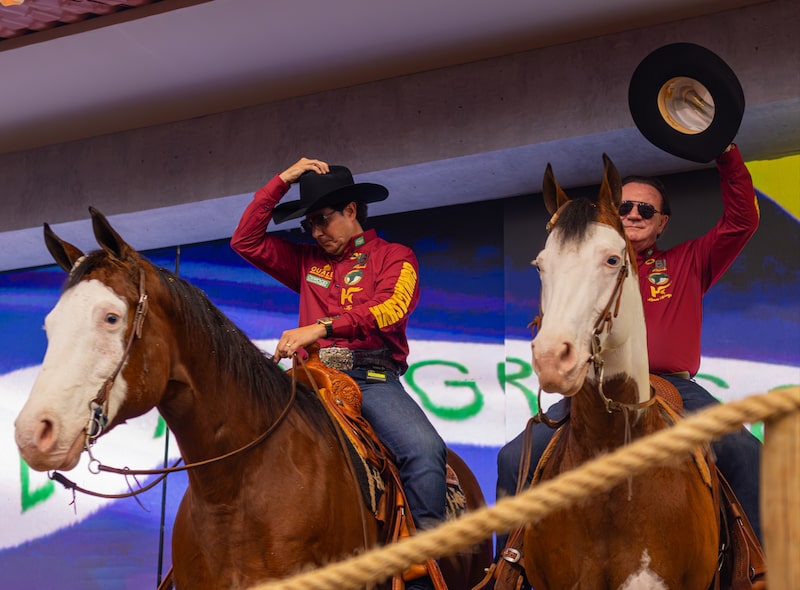 Fabrício Batista, ao lado de seu pai, José Batista Júnior, da JBJ Agropecuária Fabrício Batista, ao lado de seu pai, José Batista Júnior, da JBJ Agropecuária