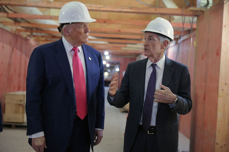 En la foto, Donald Trump y Jerome Powell mientras recorren las obras de renovación de la sede de la Reserva Federal en Washington. En la foto, Donald Trump y Jerome Powell mientras recorren las obras de renovación de la sede de la Reserva Federal en Washington.