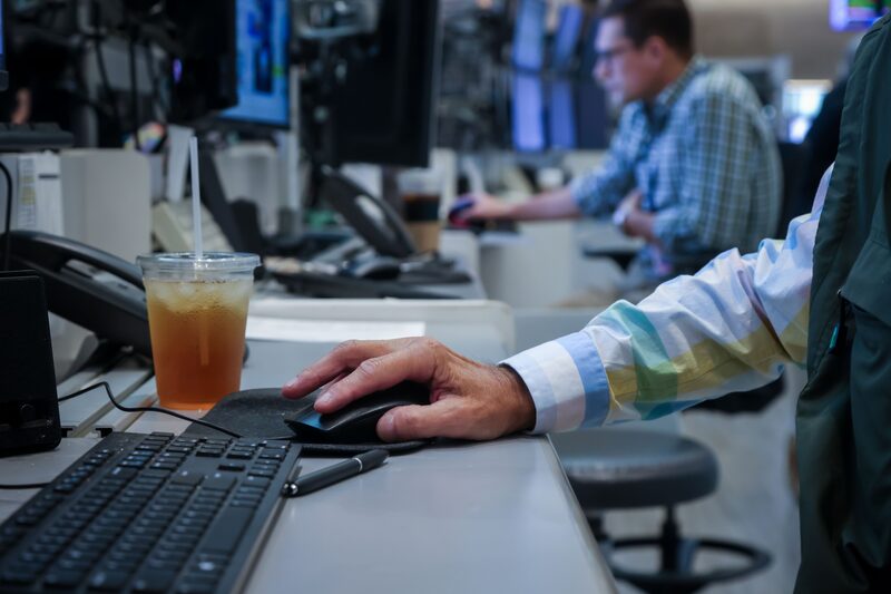 Los traders guiados por computadora no han sido tan optimistas sobre las acciones en comparación con sus contrapartes humanas desde principios de 2020, antes de las profundidades de la pandemia de Covid.  Los traders guiados por computadora no han sido tan optimistas sobre las acciones en comparación con sus contrapartes humanas desde principios de 2020, antes de las profundidades de la pandemia de Covid.