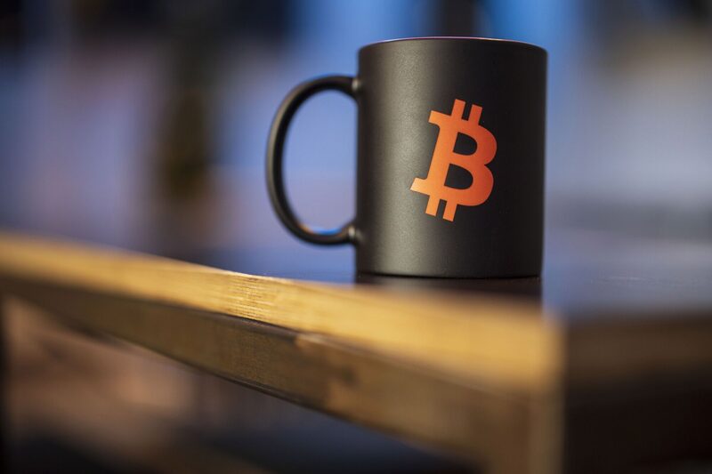 Fatores específicos do setor têm apoiado a cripto, incluindo a estreia de ETFs de bitcoin à vista Fatores específicos do setor têm apoiado a cripto, incluindo a estreia de ETFs de bitcoin à vista