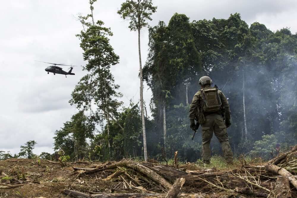Helicóptero de la Policía sobrevuela un campo de coca. Helicóptero de la Policía sobrevuela un campo de coca.