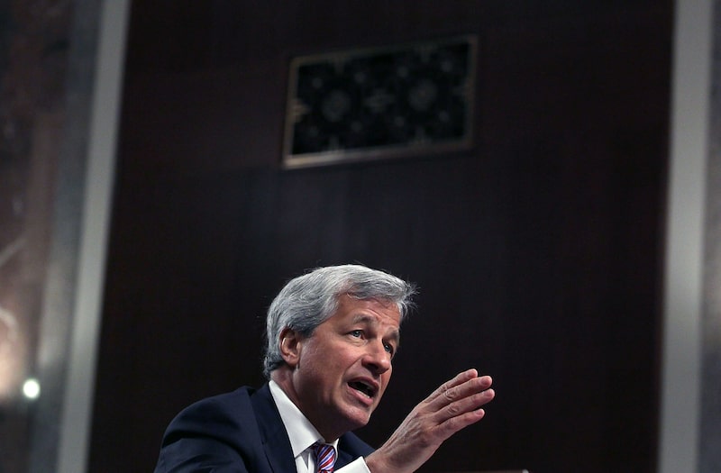 El presidente y CEO de JPMorgan Chase Co., Jamie Dimon testifica ante una audiencia del Comité Bancario del Senado en el Capitolio el 13 de junio de 2012 en Washington, DC. El presidente y CEO de JPMorgan Chase Co., Jamie Dimon testifica ante una audiencia del Comité Bancario del Senado en el Capitolio el 13 de junio de 2012 en Washington, DC.