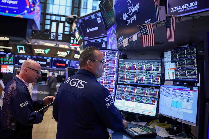 Traders work on the floor of the New York Stock Exchange (NYSE) in New York, US, on Monday, Aug. 24, 2026. Technology stocks dragged down the equity market in a risk-off start to a week stacked with high-stakes geopolitical and economic events. Photographer: Michael Nagle/Bloomberg Traders work on the floor of the New York Stock Exchange (NYSE) in New York, US, on Monday, Aug. 24, 2026. Technology stocks dragged down the equity market in a risk-off start to a week stacked with high-stakes geopolitical and economic events. Photographer: Michael Nagle/Bloomberg
