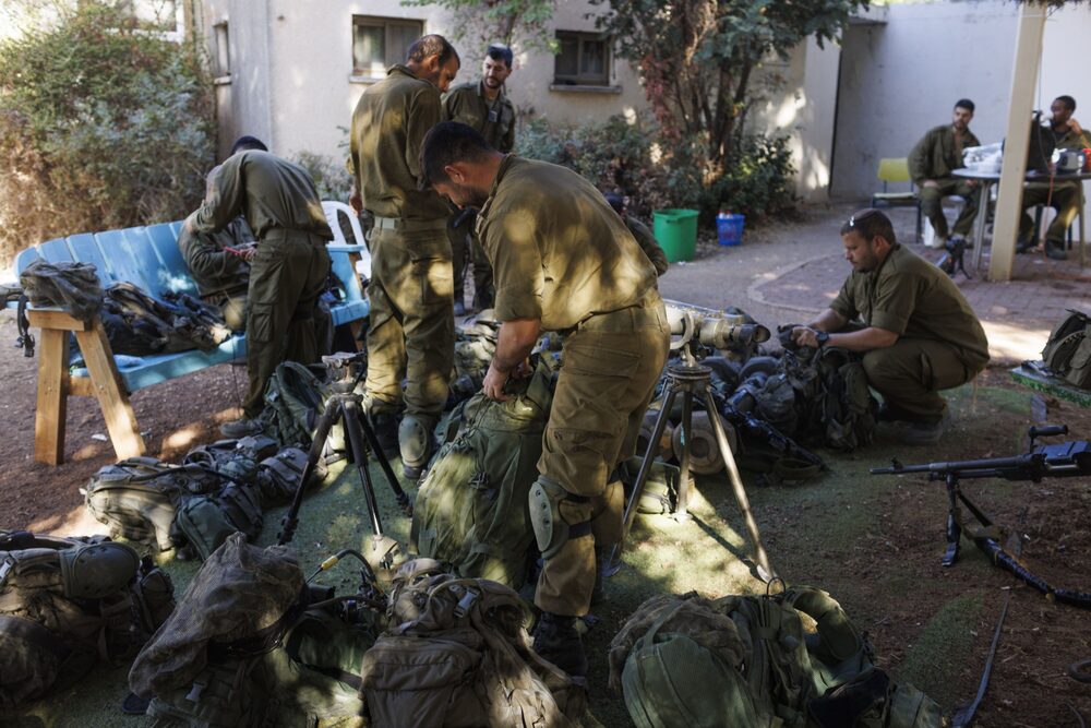 Soldados israelíes se reúnen en el kibutz Eilon, en el norte de Israel, el 8 de noviembre. Soldados israelíes se reúnen en el kibutz Eilon, en el norte de Israel, el 8 de noviembre.