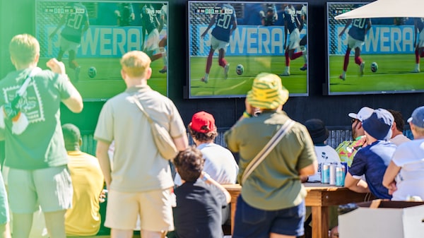 Torcedores japoneses limpam estádio da Copa e geram debate sobre tarefas domésticas Torcedores japoneses limpam estádio da Copa e geram debate sobre tarefas domésticas
