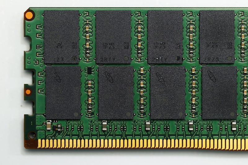 Chips de memoria instalados en un módulo electrónico. Las acciones de fabricantes de memoria y almacenamiento han perdido impulso tras el fuerte rally vinculado al auge de la inteligencia artificial. Chips de memoria instalados en un módulo electrónico. Las acciones de fabricantes de memoria y almacenamiento han perdido impulso tras el fuerte rally vinculado al auge de la inteligencia artificial.