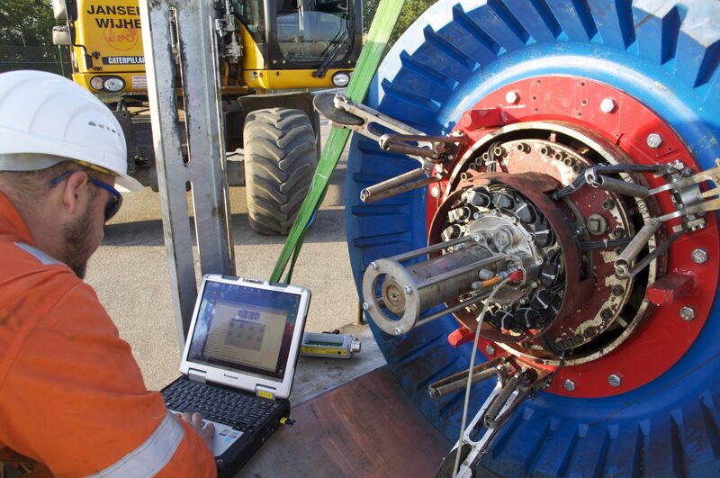 Empleado de Gasunie descargando las mediciones de la herramienta de inspección en línea de oleoductos. Empleado de Gasunie descargando las mediciones de la herramienta de inspección en línea de oleoductos.