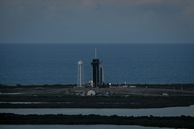Un cohete Falcon 9 de SpaceX y una nave espacial Dragon, que transportan astronautas no profesionales, antes de su lanzamiento. Un cohete Falcon 9 de SpaceX y una nave espacial Dragon, que transportan astronautas no profesionales, antes de su lanzamiento.