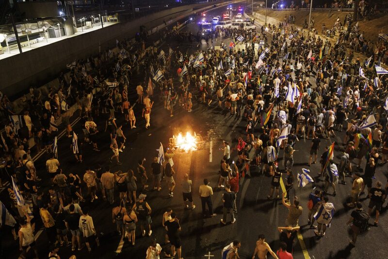 Manifestantes bloquean la carretera durante una manifestación contra el proyecto de ley de reforma judicial ante la Knesset, el parlamento israelí, en Jerusalén, Israel, el lunes 24 de julio de 2023. Manifestantes bloquean la carretera durante una manifestación contra el proyecto de ley de reforma judicial ante la Knesset, el parlamento israelí, en Jerusalén, Israel, el lunes 24 de julio de 2023.