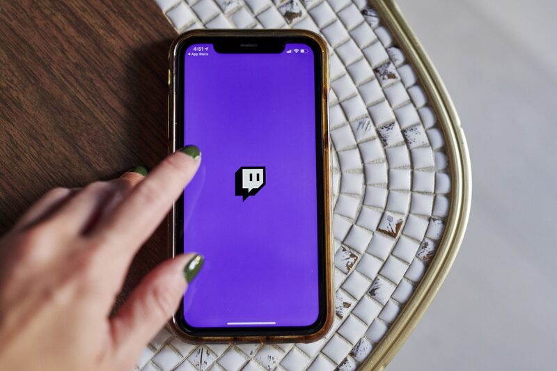 El logotipo de Twitch se muestra en un smartphone en una fotografía tomada en Little Falls, Nueva Jersey, Estados Unidos, el jueves 8 de octubre de 2020. El logotipo de Twitch se muestra en un smartphone en una fotografía tomada en Little Falls, Nueva Jersey, Estados Unidos, el jueves 8 de octubre de 2020.