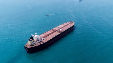 Petróleo da Rússia se acumula em navios após sanções dos EUA e pressiona o mercado Petróleo da Rússia se acumula em navios após sanções dos EUA e pressiona o mercado