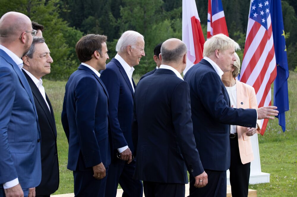 Charles Michel, presidente del Consejo Europeo, Mario Draghi, primer ministro de Italia, Emmanuel Macron, presidente de Francia, el presidente estadounidense Joe Biden, Olaf Scholz, canciller de Alemania, Boris Johnson, primer ministro del Reino Unido y Ursula von der Leyen, presidenta de la Unión Europea (Foto: Liesa Johannssen-Koppitz/Bloomberg)
Charles Michel, presidente del Consejo Europeo, Mario Draghi, primer ministro de Italia, Emmanuel Macron, presidente de Francia, el presidente estadounidense Joe Biden, Olaf Scholz, canciller de Alemania, Boris Johnson, primer ministro del Reino Unido y Ursula von der Leyen, presidenta de la Unión Europea (Foto: Liesa Johannssen-Koppitz/Bloomberg)