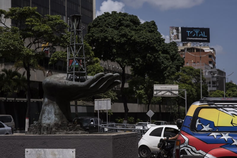 En la imagen, una escultura, que representa una torre de perforación petrolera en una mano, afuera de la sede de Petróleos de Venezuela SA (PDVSA) en Caracas. En la imagen, una escultura, que representa una torre de perforación petrolera en una mano, afuera de la sede de Petróleos de Venezuela SA (PDVSA) en Caracas.