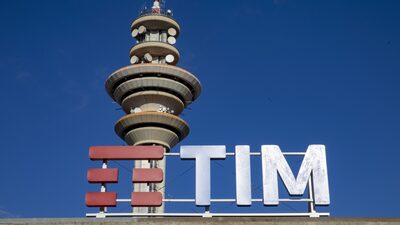 Telecom Italia: oferta da KKR pela dona da TIM Brasil supera a de banco italiano Telecom Italia: oferta da KKR pela dona da TIM Brasil supera a de banco italiano