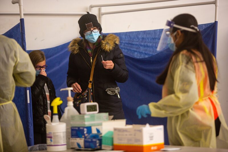 En Estados Unidos los casos llegaron a un récord de un millón de personas contagiadas en un solo día. En Estados Unidos los casos llegaron a un récord de un millón de personas contagiadas en un solo día.