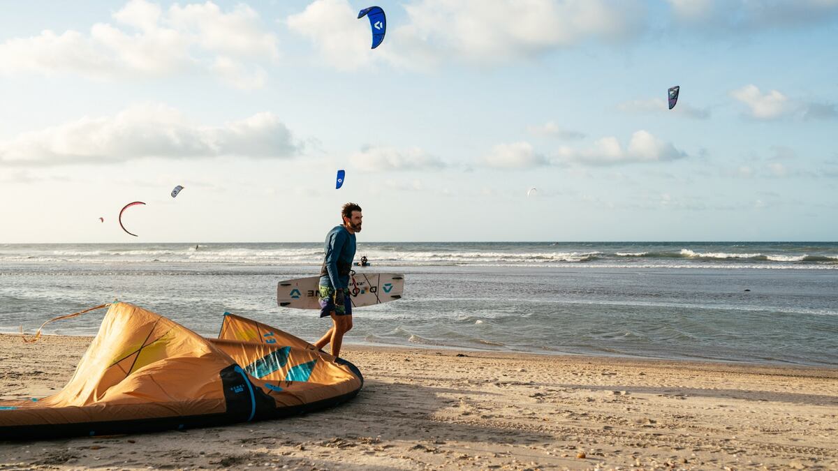 Praia do Preá, no Ceará, se tornou um paraíso do kitesurfe devido à temporada de ventos fortes e constantes entre julho e janeiro