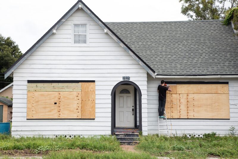 Un hombre tapia una casa antes del huracán Ian en San Petersburgo, Florida, Estados Unidos, el martes 27 de septiembre de 2022. Ian tocó tierra en el oeste de Cuba como un huracán de categoría 3, mientras se dirigía a Florida en lo que podría ser la peor tormenta que golpea Tampa en más de un siglo. Fotógrafo: Tristan Wheelock/Bloomberg Un hombre tapia una casa antes del huracán Ian en San Petersburgo, Florida, Estados Unidos, el martes 27 de septiembre de 2022. Ian tocó tierra en el oeste de Cuba como un huracán de categoría 3, mientras se dirigía a Florida en lo que podría ser la peor tormenta que golpea Tampa en más de un siglo. Fotógrafo: Tristan Wheelock/Bloomberg