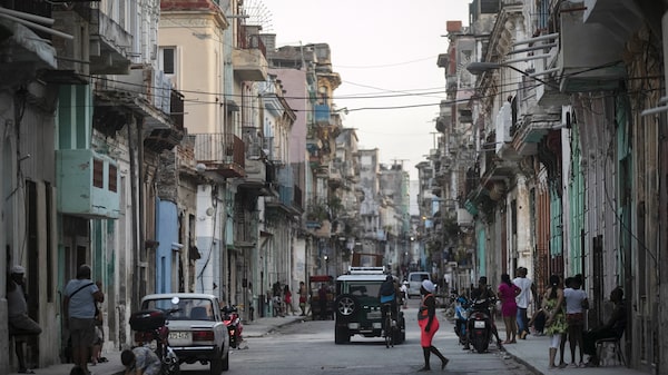 Cuba devalúa el peso y crea un tercer tipo de cambio más cercano al mercado informal Cuba devalúa el peso y crea un tercer tipo de cambio más cercano al mercado informal