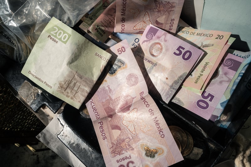 Billetes de pesos en el Mercado de Coyoacán en la Ciudad de México. Fotógrafo: Mayolo López Gutiérrez/Bloomberg Billetes de pesos en el Mercado de Coyoacán en la Ciudad de México. Fotógrafo: Mayolo López Gutiérrez/Bloomberg