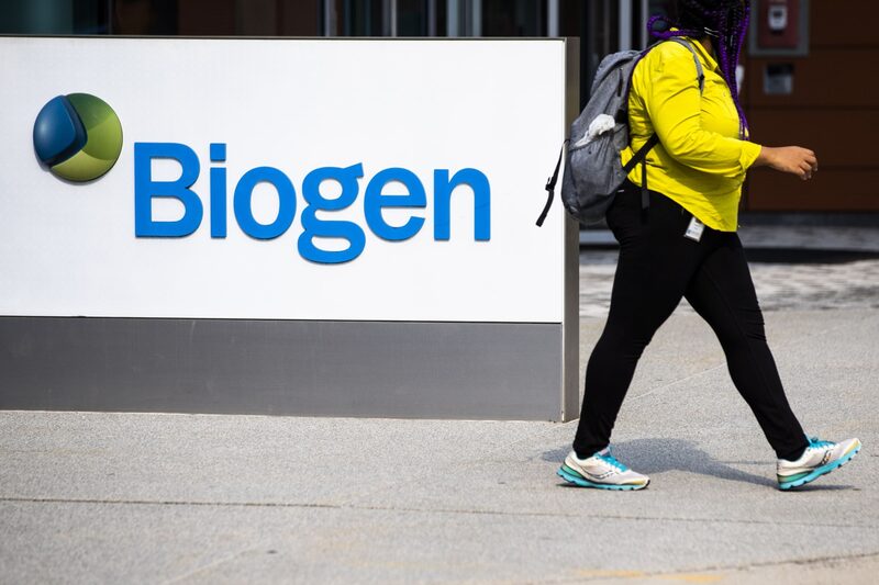 Un peatón pasa por delante de la sede de Biogen Inc. en Cambridge, Massachusetts, EE.UU., el lunes 7 de junio de 2021. Fotógrafo: Adam Glanzman/Bloomberg Un peatón pasa por delante de la sede de Biogen Inc. en Cambridge, Massachusetts, EE.UU., el lunes 7 de junio de 2021. Fotógrafo: Adam Glanzman/Bloomberg