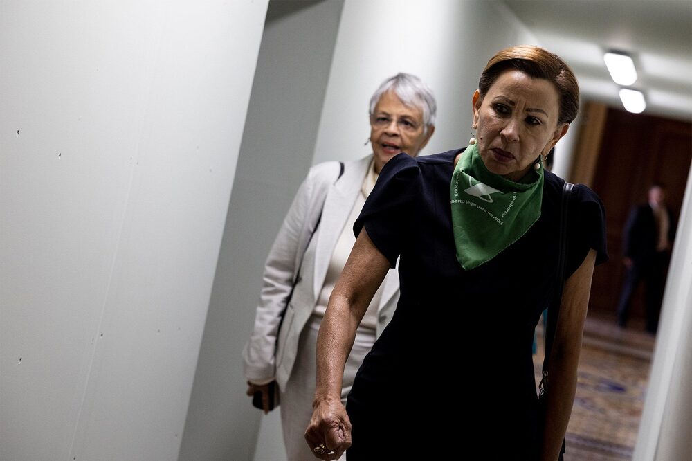 La representante Nydia Velázquez lleva un pañuelo verde en el Capitolio de EE.UU. el 11 de mayo. Fotógrafa: Anna Moneymaker/Getty Images La representante Nydia Velázquez lleva un pañuelo verde en el Capitolio de EE.UU. el 11 de mayo. Fotógrafa: Anna Moneymaker/Getty Images
