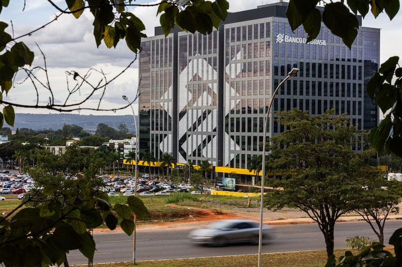 Sede do Banco do Brasil (BBAS3), em Brasília: ações do BB acumulam alta de 4% em 2026 e 3% em 12 meses, um desempenho inferior ao do Ibovespa. (Foto: Arthur Menescal/Bloomberg) Sede do Banco do Brasil (BBAS3), em Brasília: ações do BB acumulam alta de 4% em 2026 e 3% em 12 meses, um desempenho inferior ao do Ibovespa. (Foto: Arthur Menescal/Bloomberg)