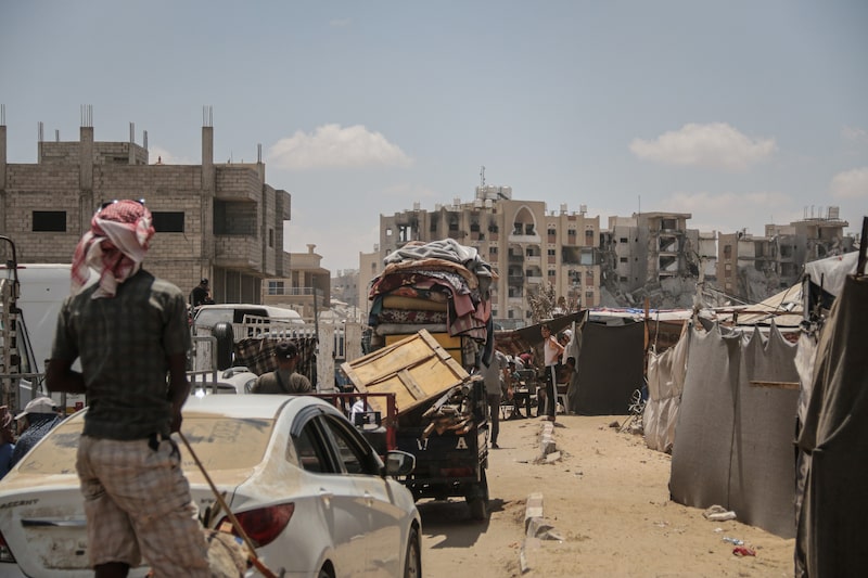 Palestinos desplazados huyen tras las órdenes de evacuación del ejército israelí para abandonar el distrito de Hamad de Khan Younis, en el sur de Gaza, el 11 de agosto. Palestinos desplazados huyen tras las órdenes de evacuación del ejército israelí para abandonar el distrito de Hamad de Khan Younis, en el sur de Gaza, el 11 de agosto.