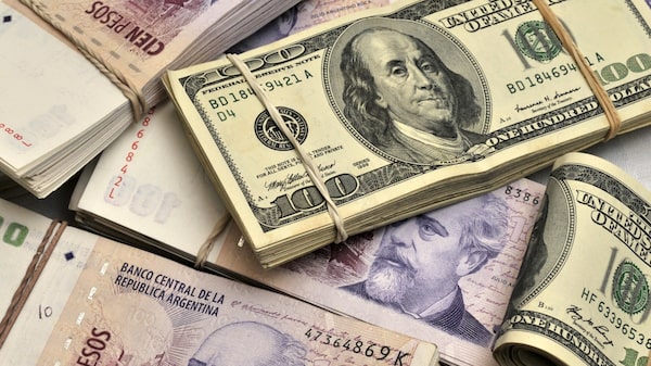 Restricciones al dólar: Gobierno dispuso nuevos límites a operaciones financieras Restricciones al dólar: Gobierno dispuso nuevos límites a operaciones financieras